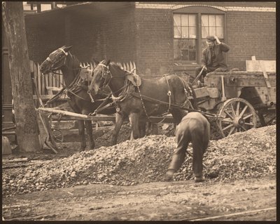 Horizontales Schwarz-Weiß-Foto eines pferdegezogenen Wagens auf einer Baustelle. Ein Mann schaufelt Erde und Steine, während ein anderer den Wagen fährt von William G. Swekosky